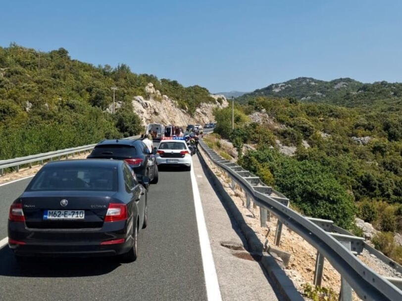 Saobraćaj otežan širom BiH: Zatvoren put Neum-Stolac, velike gužve na granicama