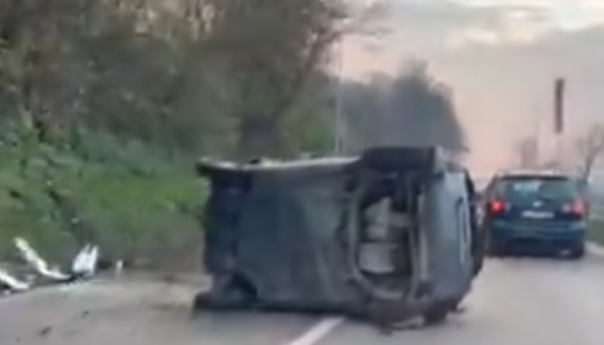 Saobraćajna nesreća kod Doboja, vozilo prevrnuto na putu
