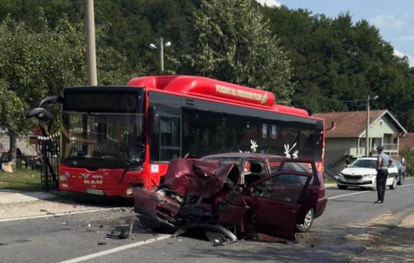 Sudar auta i autobusa u Kalesiji: Jedna osoba poginula