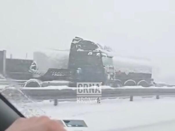 Saobraćajna nesreća kod Sarajeva: Cisterna izletjela sa kolovoza