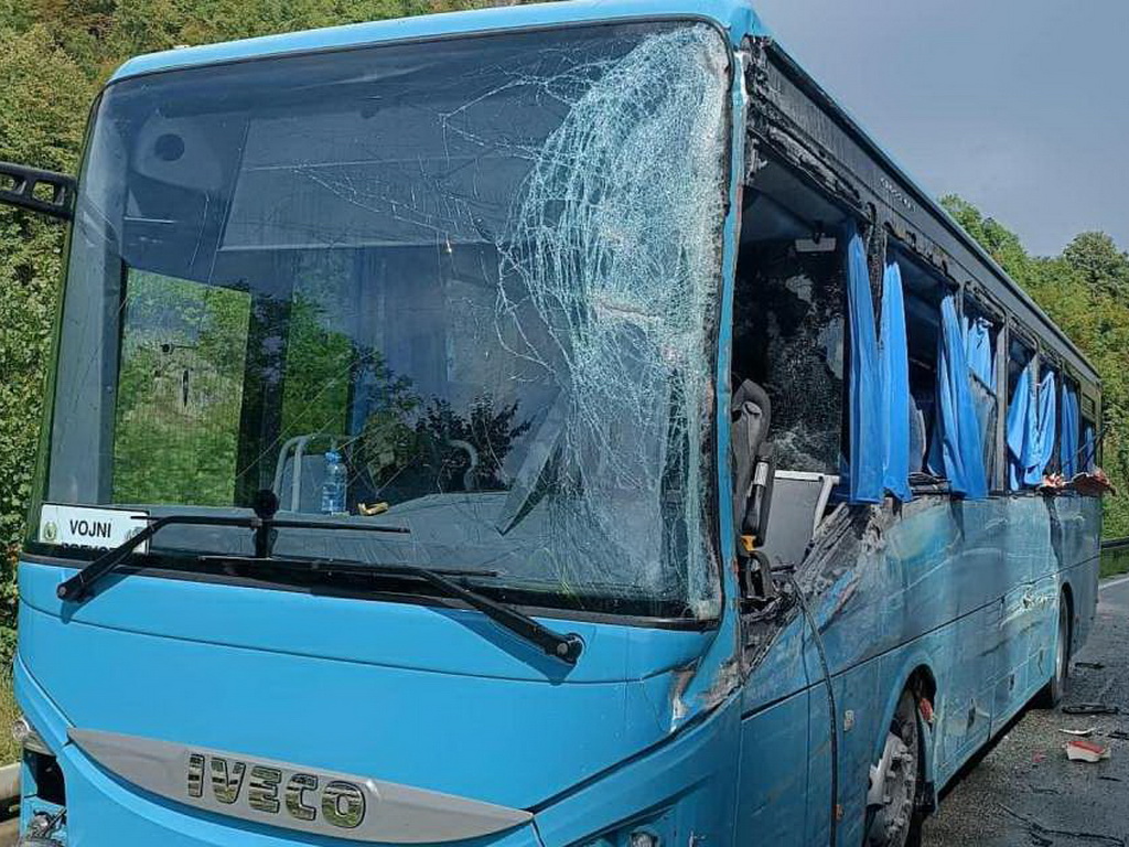 Saobraćajna nesreća kod Srebrenika, sudarili se autobus i kamion