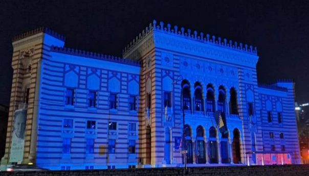 Sarajevo obilježilo Dan UN-a, Vijećnica osvijetljena plavom bojom