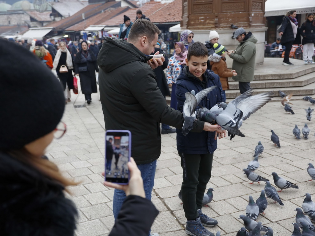 Sarajevo pred Novu godinu: Gužve na ulicama, rekordi u turizmu i pojačane mjere sigurnosti
