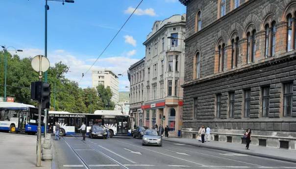 Sarajevo: Sudar automobila i autobusa kod Predsjedništva