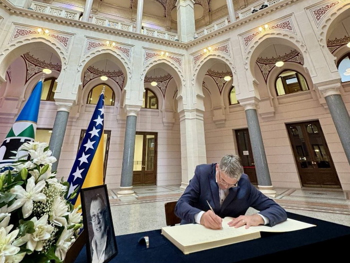 U Vijećnici otvorena knjiga žalosti povodom smrti Halida Bešlića