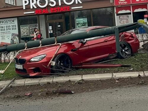 Sarajevo: Vozač BMW-a izgubio kontrolu i iščupao stub ulične rasvjete