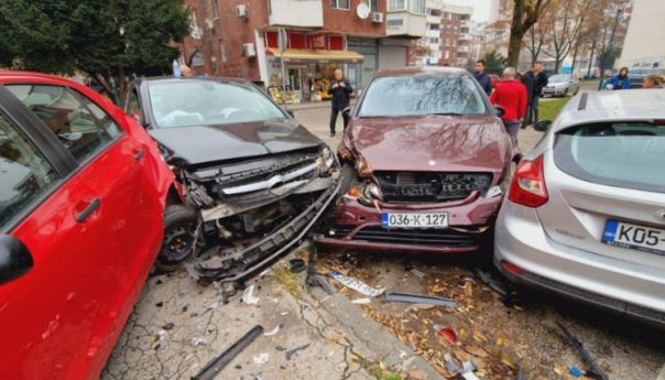 Sarajevo: Vozačica nakon sudara oštetila brojna vozila na parkingu, dvije osobe povrijeđene