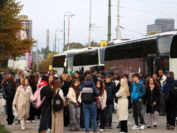 Sarajevski srednjoškolci posjetili Memorijalni centar Srebrenica-Potočari