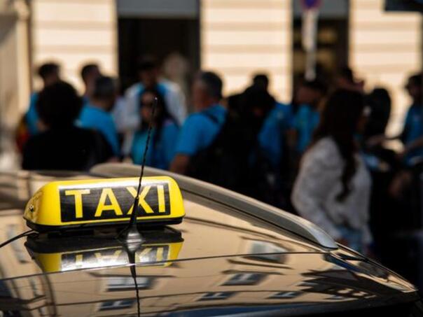 Sarajevskim taksistima bit će omogućeno zaustavljanje na stajalištima