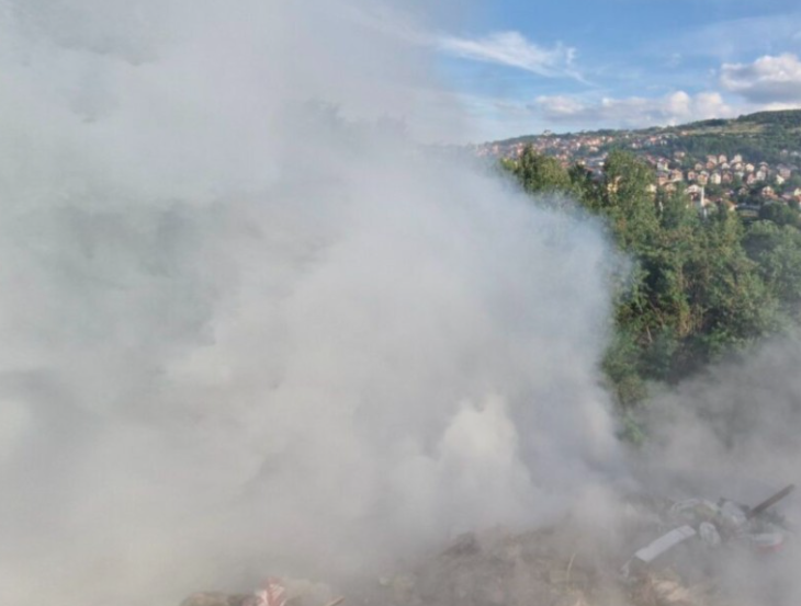 Sarajlija napravio deponiju u dvorištu, vatrogasci cijelu noć gasili požar
