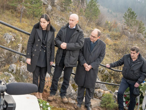 Schmidt osudio skrnavljenje spomenika žrtvama na Kazanima