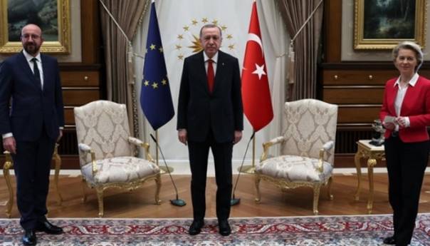 Šefica EK ostala bez stolice tokom sastanka s Erdoganom