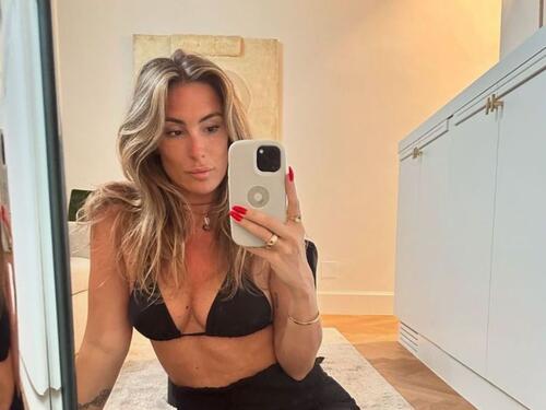 Senidah fotografijom iz tuša "uzburkala" društvene mreže