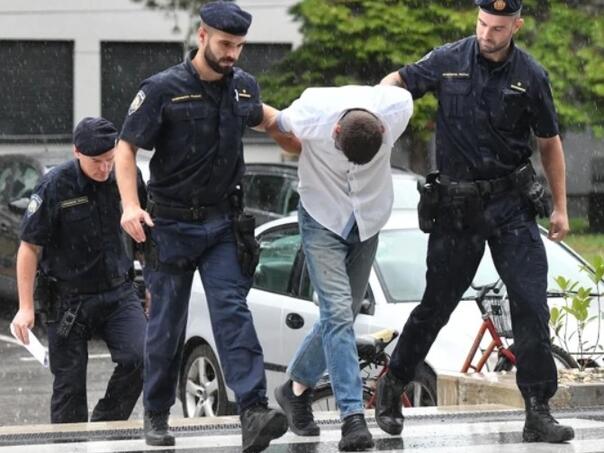 Sin optužen za ubistvo majke i očuha