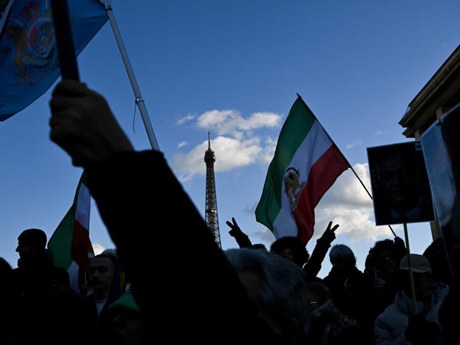 Sin svrgnutog šaha pozvao ambasade da zamijene zastave Irana