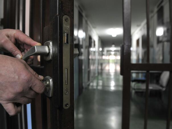 Sina sutkinje stavili u ćeliju s mladićem kojeg je osudila, silovali ga i tukli