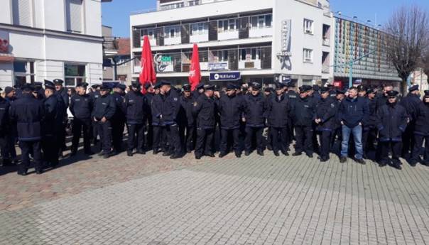 Sindikat policije USK organizirao proteste na Gradskom trgu u Bihaću