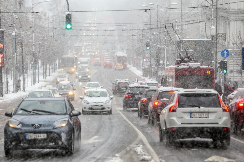 Širom Srbije problemi zbog snijega: Evakuisano 14 osoba
