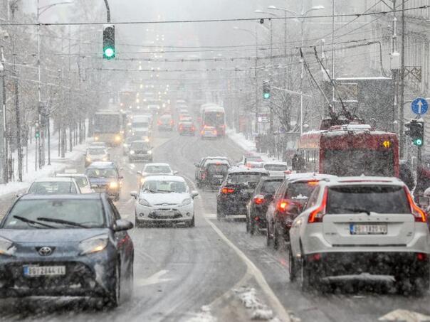 Širom Srbije problemi zbog snijega: Evakuisano 14 osoba