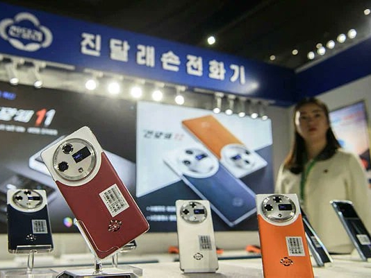 Sjeverna Koreja predstavlja domaći pametni telefon na sajmu