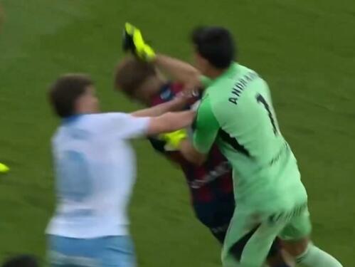 Skandal na derbiju: Golman Zaragoze nokautirao igrača