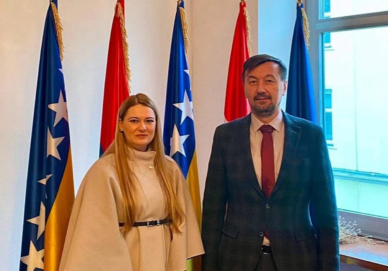 Skandal u Beču: Ambasador BiH pored državne istakao i entitetsku zastavu