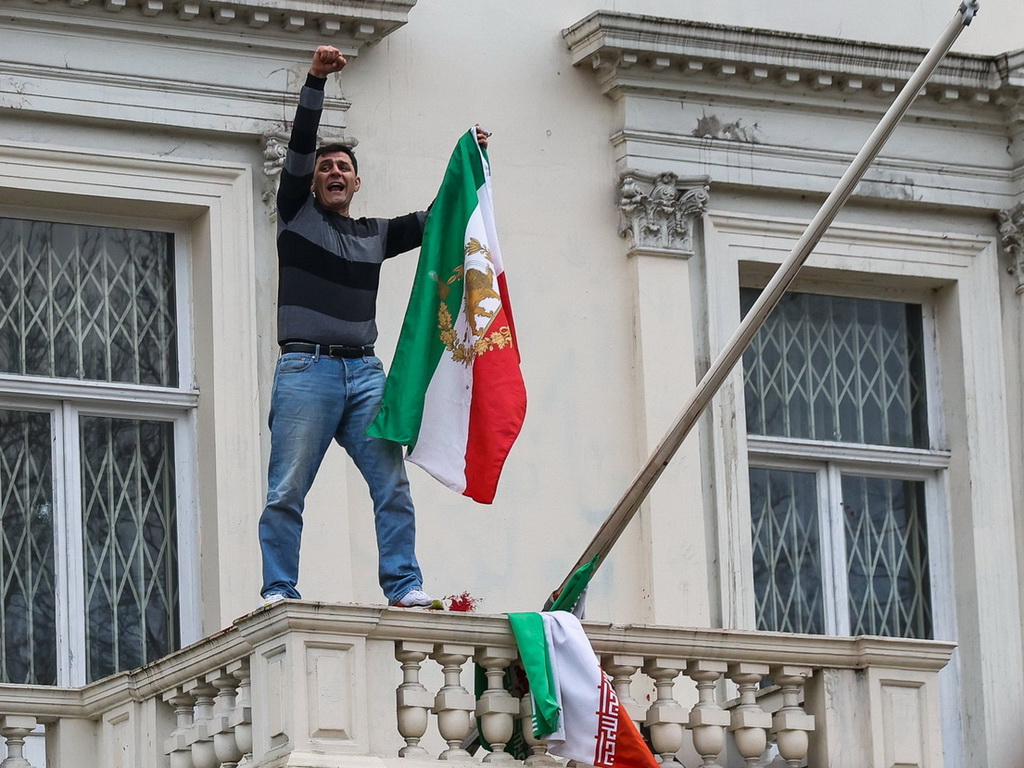 Skinuo zastavu s iranske ambasade u Londonu i istakao onu iz doba Pahlavija