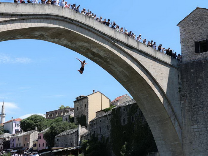 Skokom bez aplauza sa Starog mosta Mostar odao počast žrtvama genocida u Srebrenici