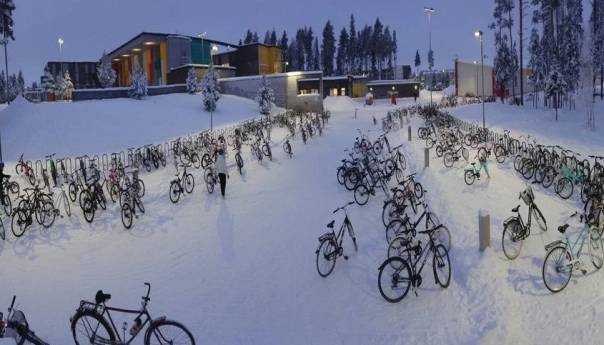 Školarci u Finskoj do škole idu biciklima na temperaturi od minus 17