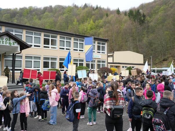 Skoro 200 učenika u eko-akciji: "Zelena staza znanja"