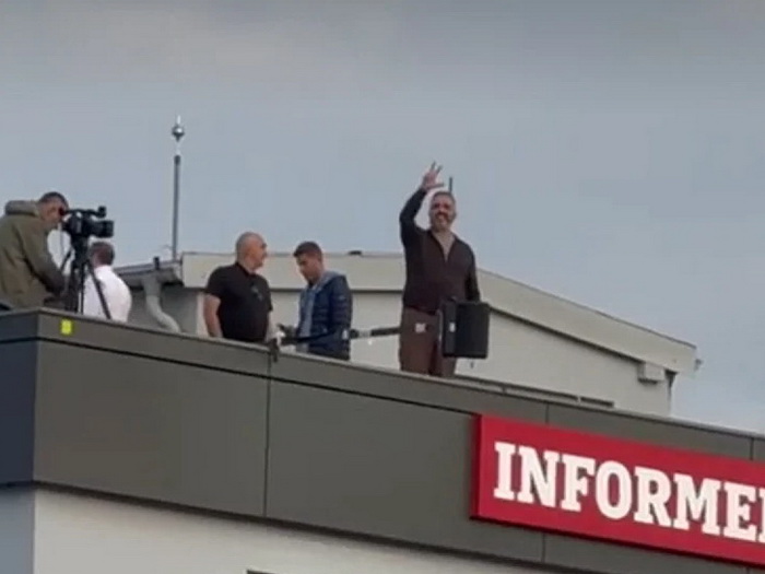 Skup ispred Informera, Vučićević se sa krova obraćao okupljenima