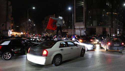 Slavlje na ulicama Prištine nakon pobjede Švicarske nad Srbijom