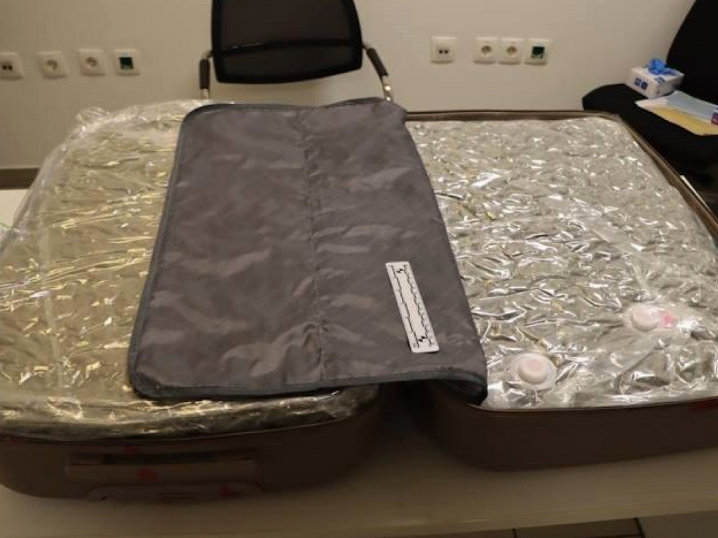 Sletjela u Zagreb s "posebnim" prtljagom: Policija u koferu pronašla skoro 15 kg marihuane