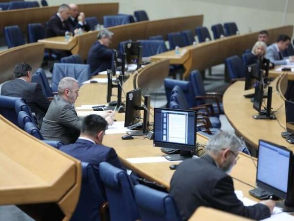 Slijede li sankcije za pomagače: Zastupnici glasali za isplate plata crnolistaša u kešu