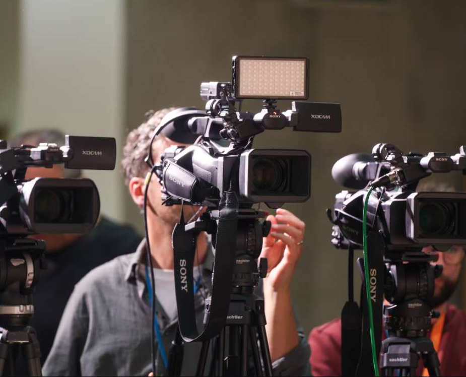 Sloboda medija u 2025. pod stalnim pritiskom, EU i VE najavili mjere za jačanje sigurnosti novinara