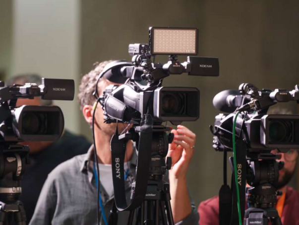 Sloboda medija u 2025. pod stalnim pritiskom, EU i VE najavili mjere za jačanje sigurnosti novinara