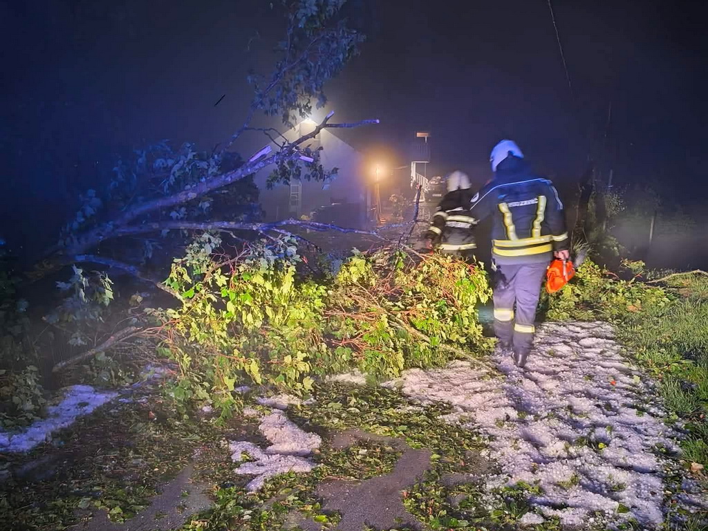 Slovenija: Gotovo 1.800 domaćinstava bez struje nakon oluje