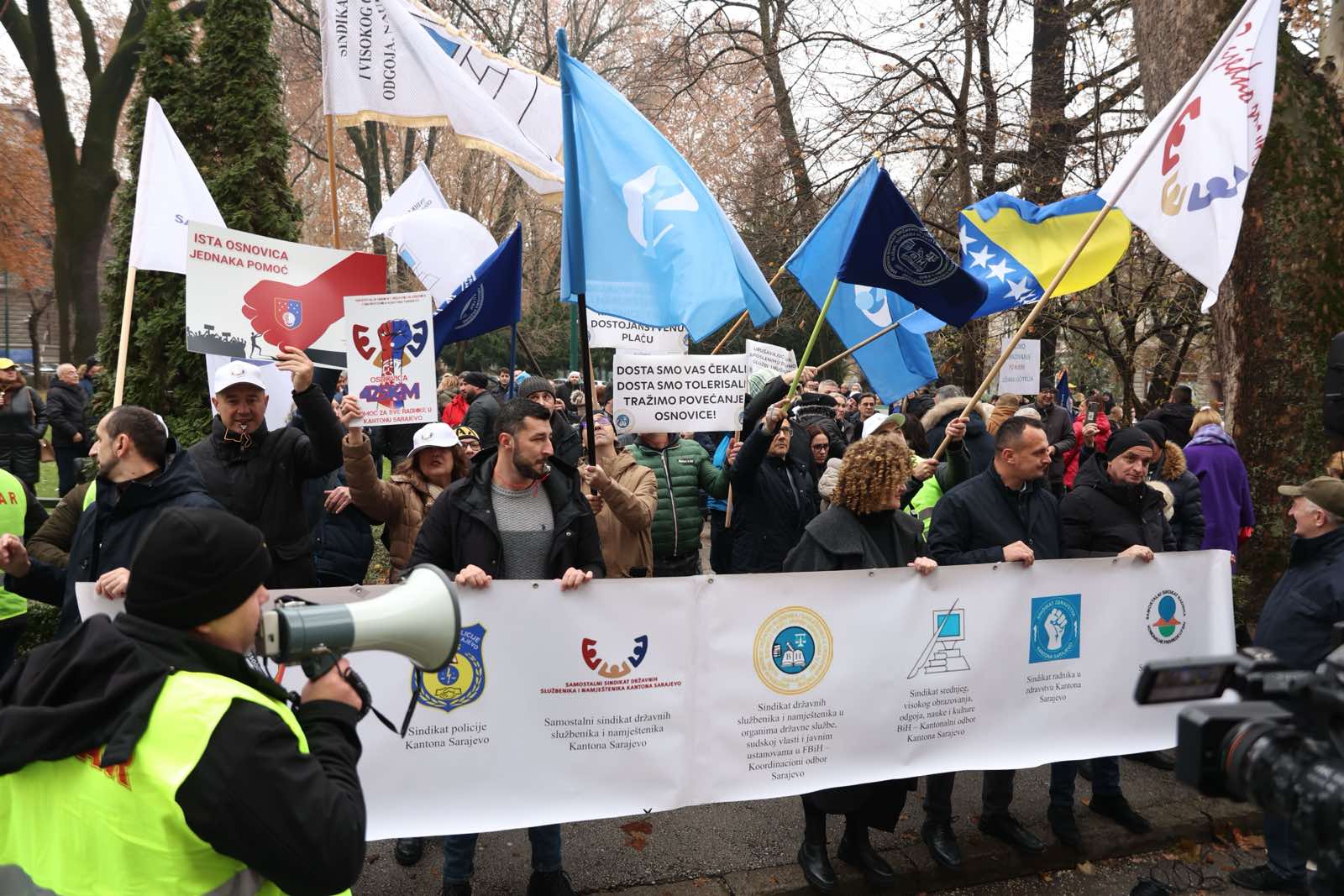 Službenici u KS traže veće plate: NK radnici stigli referente!