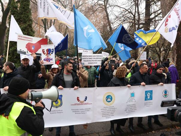 Službenici u KS traže veće plate: NK radnici stigli referente!