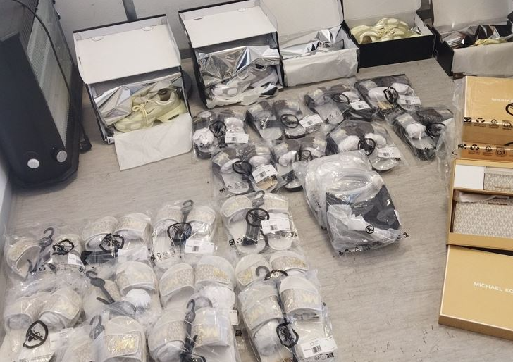 Službenici UIO BiH oduzeli neprijavljenu robu marke "Michael Kors"