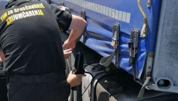 Službenici UIO u odvojenim akcijama privremeno oduzeli robu u vrijednosti 88.000 KM