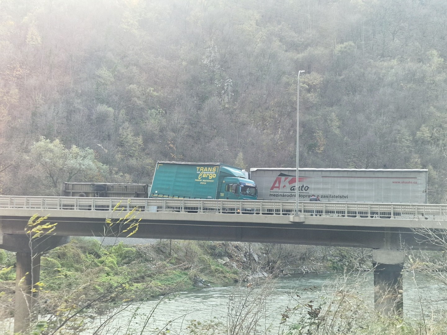 Vjetar oborio prikolicu kamiona u Vranduku, saobraćaj obustavljen