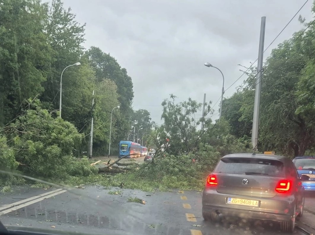Snažno nevrijeme pogodilo Zagreb: Porušena stabla, saobraćaj u kolapsu