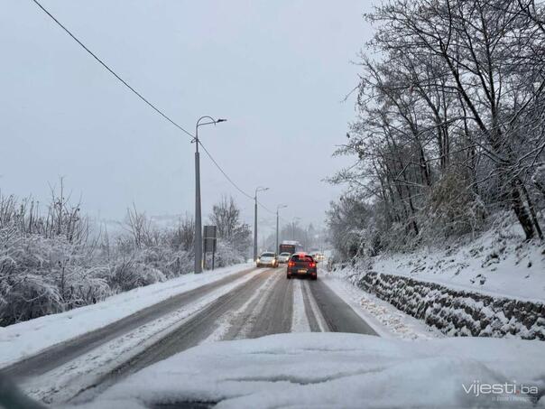 Snijeg i klizave ceste otežavaju saobraćaj u BiH