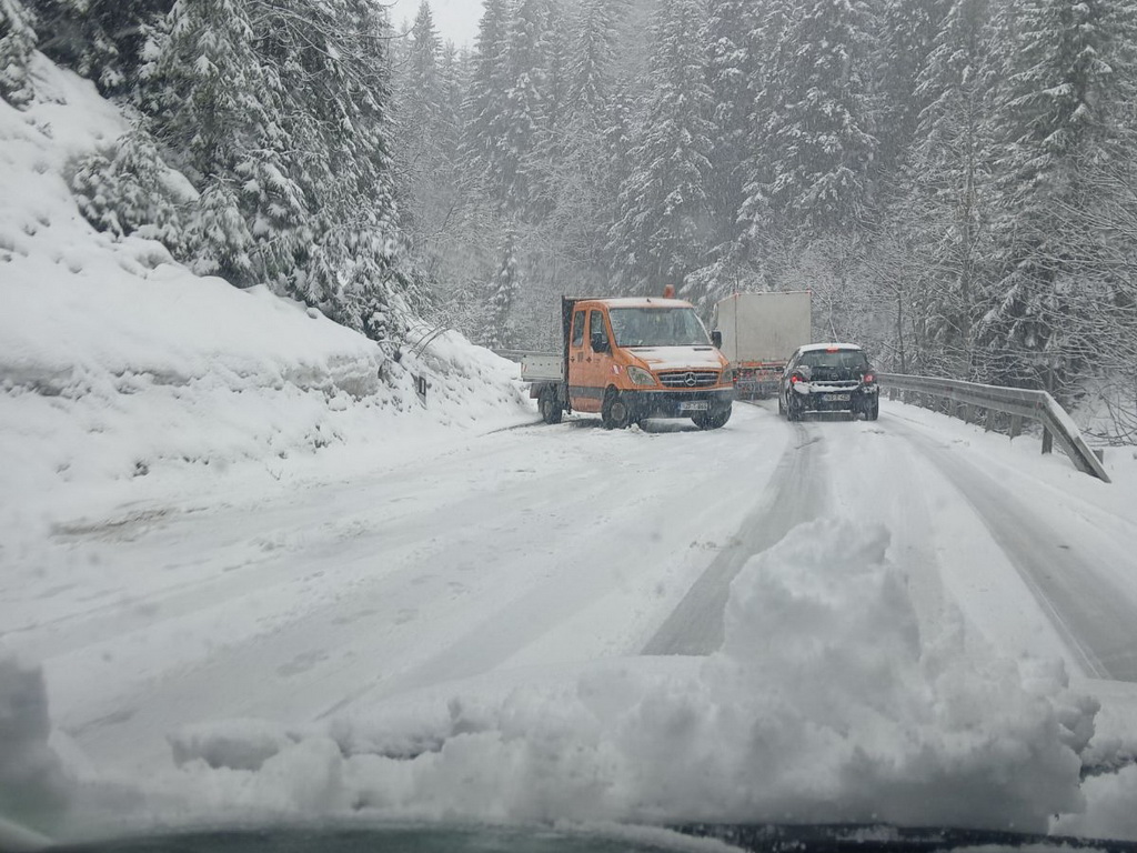 Snijeg na Jahorini u aprilu izazvao kolaps: Gužve na putu Pale–Jahorina