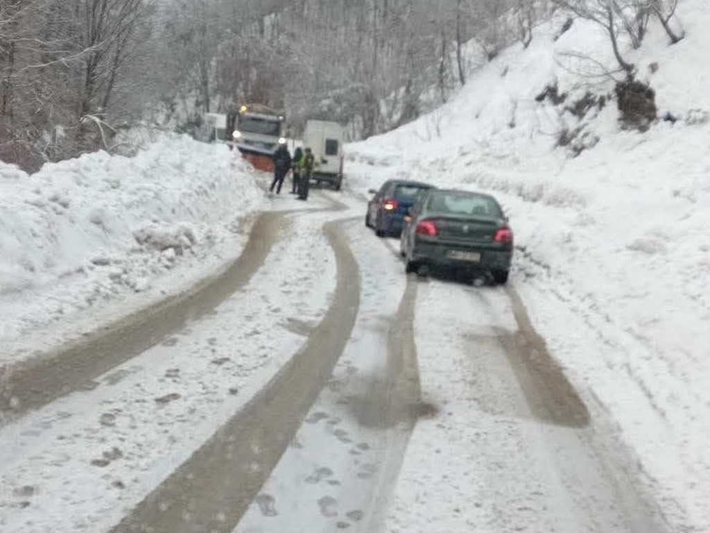 Snijeg okovao BiH, obustave saobraćaja na brojnim dionicama