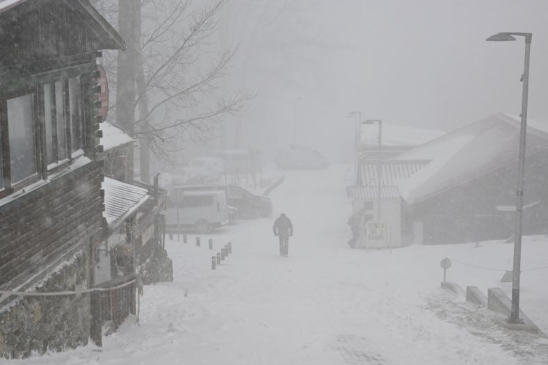 Snijeg okovao puteve u Hrvatskoj, na Jadranu bura