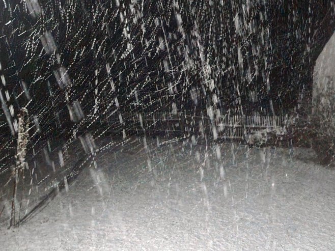 Snijeg otežava saobraćaj preko Romanije, kamioni zaglavljeni