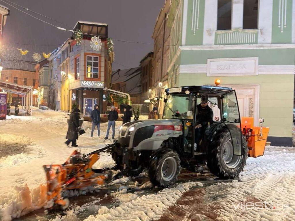 Snijeg paralizirao Tuzlu: Hiljade građana bez struje