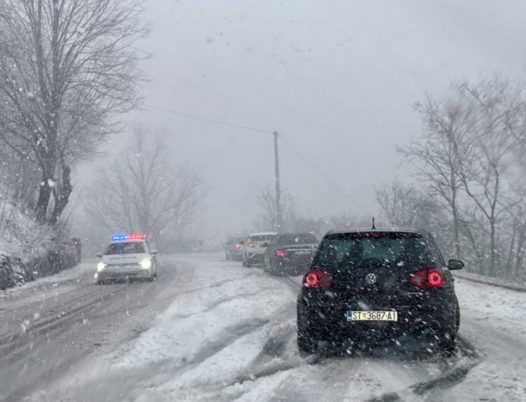Snijeg paralizovao BiH: Brojne dionice zatvorene za teretna vozila